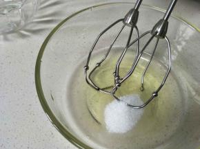 先打发蛋白，全部细砂糖加入到蛋白中，电动打蛋器搅打。