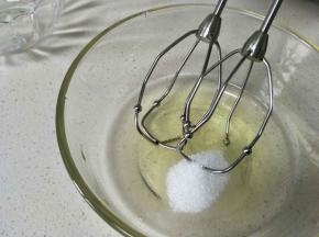 先打发蛋白，全部细砂糖加入到蛋白中，电动打蛋器搅打。