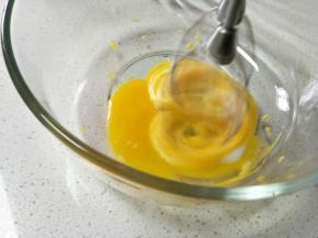 蛋黄直接用打完蛋清的打蛋器打散。