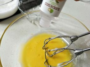 倒入椰子油，打匀。