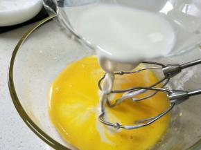 倒入牛奶，打匀。