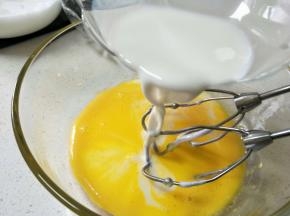 倒入牛奶，打匀。