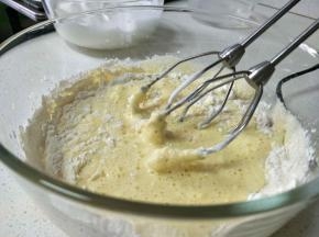 倒入面粉，摁压浸湿后打匀。