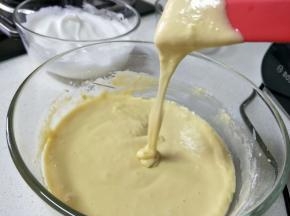 很快就完成了蛋黄糊的制作。