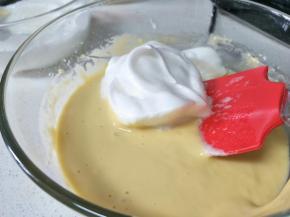 分1/3蛋白霜和蛋黄糊翻拌均匀。