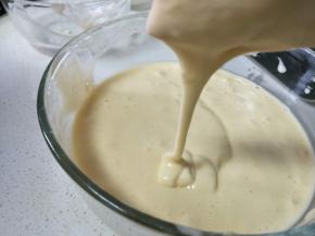 剩余的蛋白也翻拌均匀。