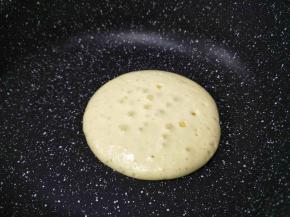 开火，舀一勺面糊倒入锅中，待出现很多泡泡，翻面，10多秒，即可。