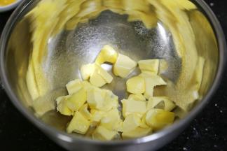 黄油切小块软化