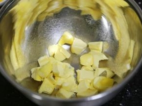 黄油切小块软化