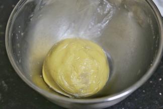 揉成团放入保鲜袋内，入冰箱冷藏半小时