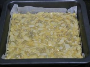 铺上饼干面上，轻轻压平