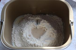 将鸡蛋、牛奶、先倒入面包机，糖、盐对角线放置，再放入面粉，面粉中挖个洞，放入酵母。
面包机选择揉面功能20分钟。