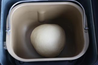 将面团揉圆，放入面包桶内发酵。