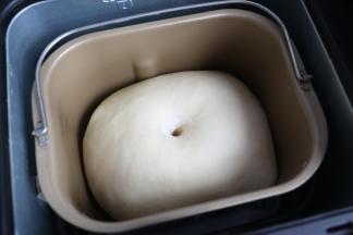 当面团发酵至2倍大时，手指沾面粉，插入面团，面团不塌陷，不回缩即为发酵好了。