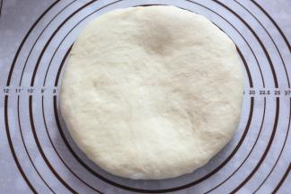 取出面团，排气。