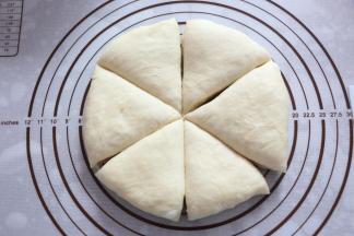 将面团等分成6份。