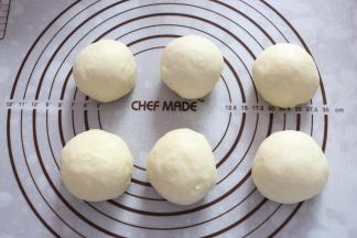 将面团揉圆，盖保鲜膜松弛10分钟。