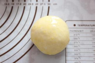 再次将面团揉圆，表面刷一层鸡蛋液。