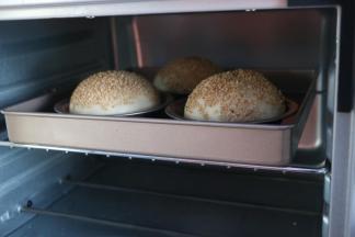 烤箱提前预热，上下火180度，16分钟左右，上色满意即可。