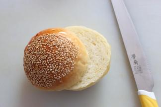 烤好的面包取出晾凉。将面包横着一切两半。