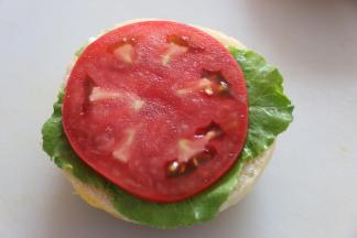 夹入喜欢的蔬菜。