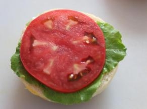 夹入喜欢的蔬菜。