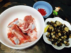 先准备煲汤：简骨，鸡枞菌，姜片，枸杞子
