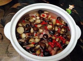 把食材放在砂锅里加入清水，盐，料酒