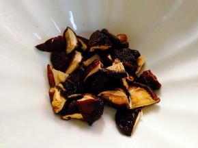 干香菇提前泡发，切小
