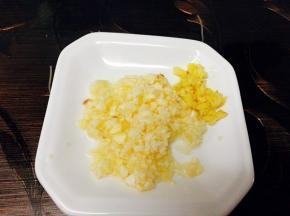 蒜头，姜切末，