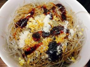 泡好的红薯粉沥水，加入蚝油，料酒，白糖，鸡粉，蒜，姜末，