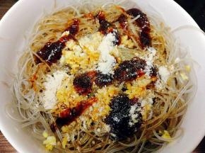 泡好的红薯粉沥水，加入蚝油，料酒，白糖，鸡粉，蒜，姜末，