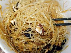 加入香菇搅均匀