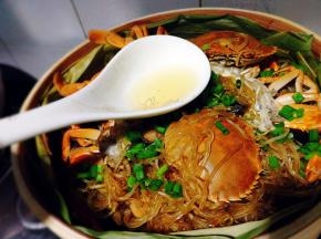 油烧热淋在红薯粉上