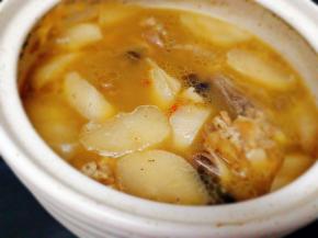 汤也好了，加入鸡粉，芹菜即可
