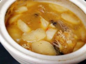 汤也好了，加入鸡粉，芹菜即可