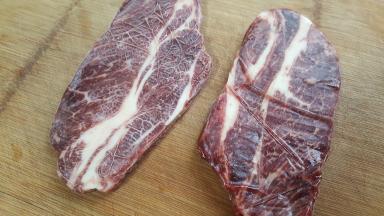 1.将牛排提前1小时回温。