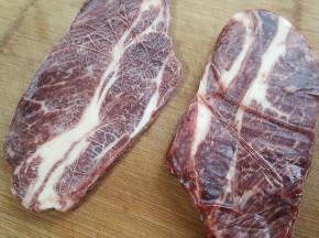 1.将牛排提前1小时回温。