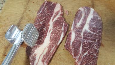 2.用牛排锤，适当敲打。