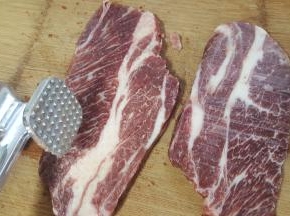 2.用牛排锤，适当敲打。