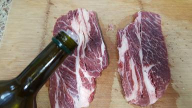 3.牛排上倒少许初榨橄榄油。