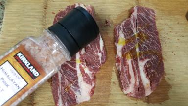 4.撒少许玫瑰海盐。