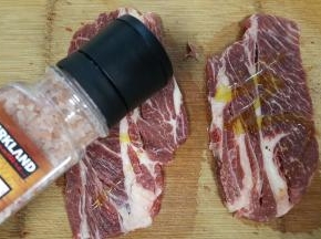 4.撒少许玫瑰海盐。