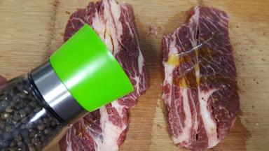 5.撒适量的现磨黑胡椒粉。