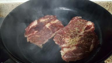 10.放入腌好的牛排，可以听到呲啦呲啦的声音。