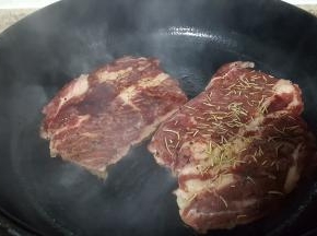 10.放入腌好的牛排，可以听到呲啦呲啦的声音。