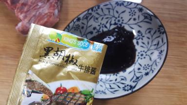 12.黑胡椒牛排酱放入容器中。