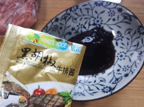 12.黑胡椒牛排酱放入容器中。