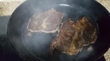 11.煎一分钟半，翻面煎一分钟。