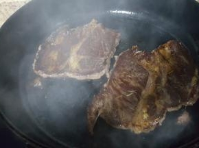 11.煎一分钟半，翻面煎一分钟。